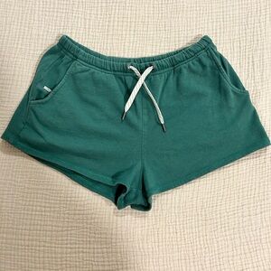 Vuori cactus green shorts size small